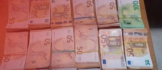 "صراف" ينصب على ضحايا في 10 ملايين سنتيم ويفر إلى الخارج