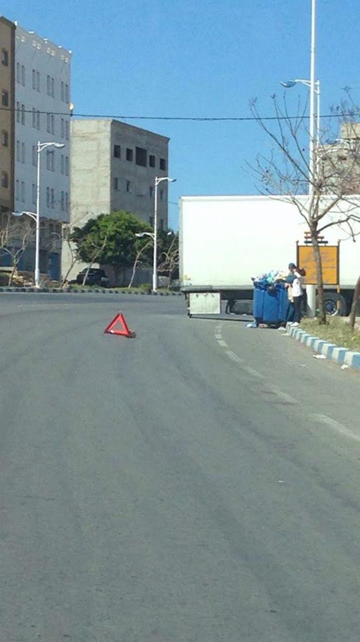بالفيديو.. مواطنون يشتكون تواجد قاطرة ضخمة وسط الطريق الرابطة بين الناظور و بني نصار‎