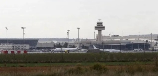 توقيف 9 مسافرين مغاربة بسبب شجار عنيف داخل طائرة بمطار مايوركا توقيف 9 مسافرين مغاربة بسبب شجار عنيف داخل طائرة بمطار مايوركا