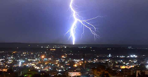 صاعقة رعدية تودي بحياة سيدة بتطوان صاعقة رعدية تودي بحياة سيدة بتطوان