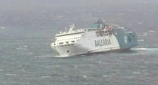 لحظات مرعبة على متن باخرة أبحرت من الجزيرة الخضراء بسبب الأمواج العاتية لحظات مرعبة على متن باخرة أبحرت من الجزيرة الخضراء بسبب الأمواج العاتية