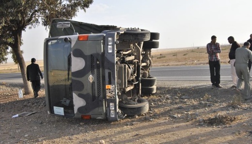 انقلاب شاحنة عسكرية يخلف قتيلاً وعدة مصابين