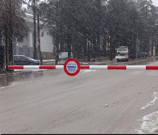 قسوة الأحوال الجوية تعلق حركة السير على الطريق الرابطة بين إساكن والحسيمة