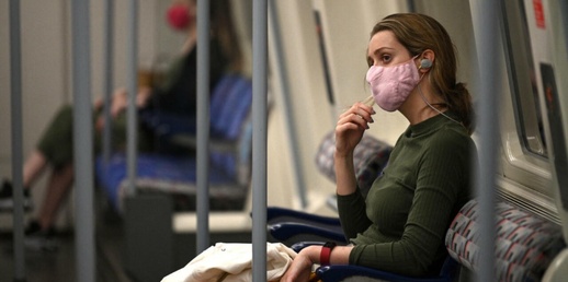 فرنسا تدعو مواطنيها للعودة إلى وضع الكمامة بسبب تفشي الإنفلونزا فرنسا تدعو مواطنيها للعودة إلى وضع الكمامة بسبب تفشي الإنفلونزا