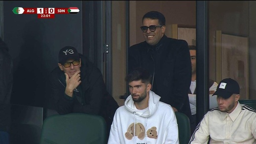 زيدان يتابع منتخب الجزائر من مدرجات ملعب الرباط زيدان يتابع منتخب الجزائر من مدرجات ملعب الرباط
