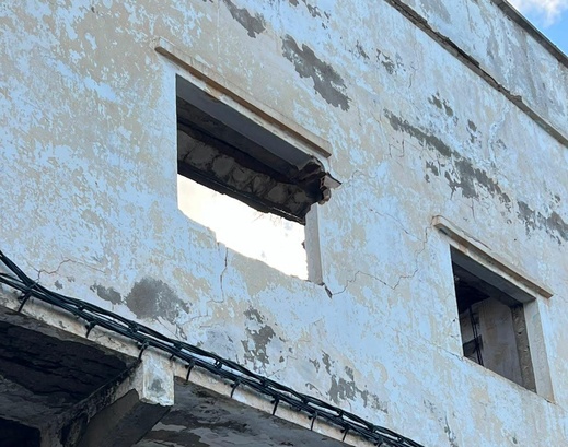 بناية آيلة للسقوط وسط بن الطيب تثير مخاوف الساكنة.. ومطالب بتدخل عاجل لتفادي الكارثة بناية آيلة للسقوط وسط بن الطيب تثير مخاوف الساكنة.. ومطالب بتدخل عاجل لتفادي الكارثة