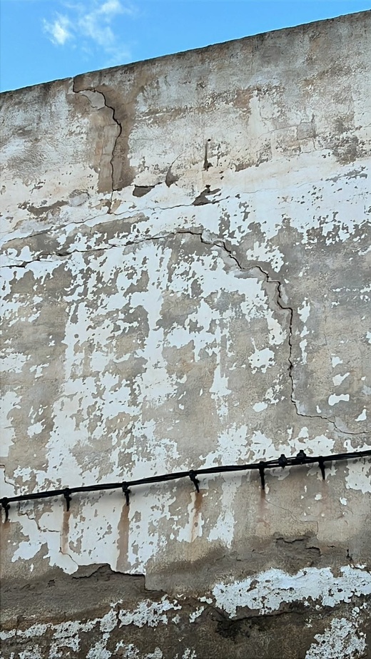 بناية آيلة للسقوط وسط بن الطيب تثير مخاوف الساكنة.. ومطالب بتدخل عاجل لتفادي الكارثة بناية آيلة للسقوط وسط بن الطيب تثير مخاوف الساكنة.. ومطالب بتدخل عاجل لتفادي الكارثة