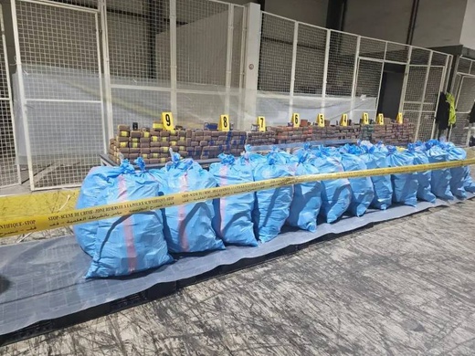 استنفار بـ"طنجة المتوسط".. تنسيق أمني محكم ينهي مغامرة تهريب 8 أطنان نحو أوروبا استنفار بـ"طنجة المتوسط".. تنسيق أمني محكم ينهي مغامرة تهريب 8 أطنان نحو أوروبا