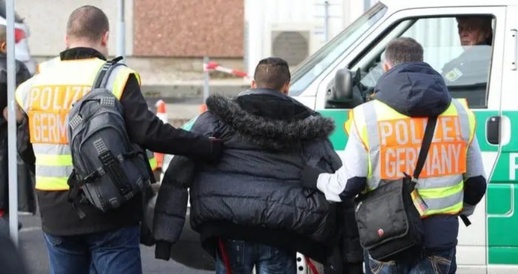 6670 مغربياً يتلقون أوامر مغادرة من الاتحاد الأوروبي وسط جدل حقوقي