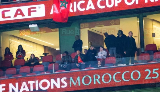 كيليان مبابي يحضر مباراة المغرب ضد مالي ويرتدي قميص حكيمي