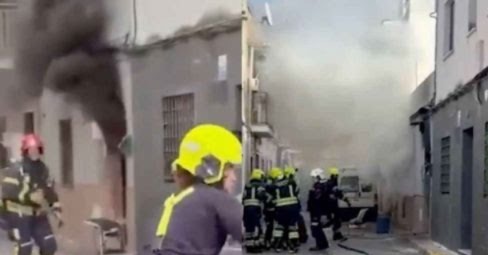 مهاجر مغربي يغامر بحياته وينقذ أسرة من حريق مروّع بإشبيلية