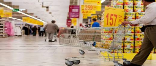 من الهواتف إلى اللحوم والعجائن.. إليكم قائمة المواد التي ستنخفض أسعارها بفضل "مقص الضرائب"