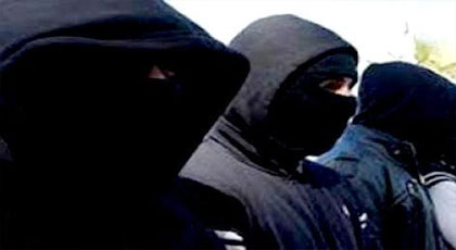 من بينهم قاصرين.. درك الدريوش يلقي القبض على عناصر العصابة الملثمة التي كانت تعترض سبيل المواطنين من بينهم قاصرين.. درك الدريوش يلقي القبض على عناصر العصابة الملثمة التي كانت تعترض سبيل المواطنين