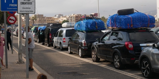 ازدحام خانق في معبر مليلية.. والمسافرون ينتقدون “الحدود الذكية” الإسبانية ازدحام خانق في معبر مليلية.. والمسافرون ينتقدون “الحدود الذكية” الإسبانية