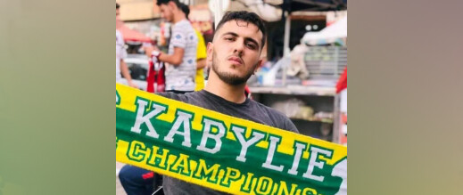 محكمة جزائرية تقضي بسنتين حبسا نافذا لمشجع بسبب قميص يحمل خريطة المغرب كاملة