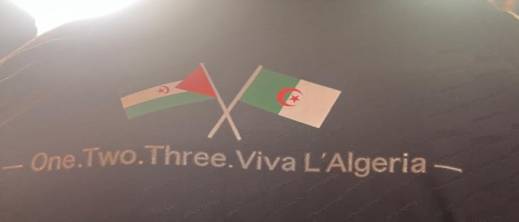 توقيف مشجع جزائري خلال مباراة الجزائر ونيجيريا بسبب قميص يحمل شعار "البوليساريو"