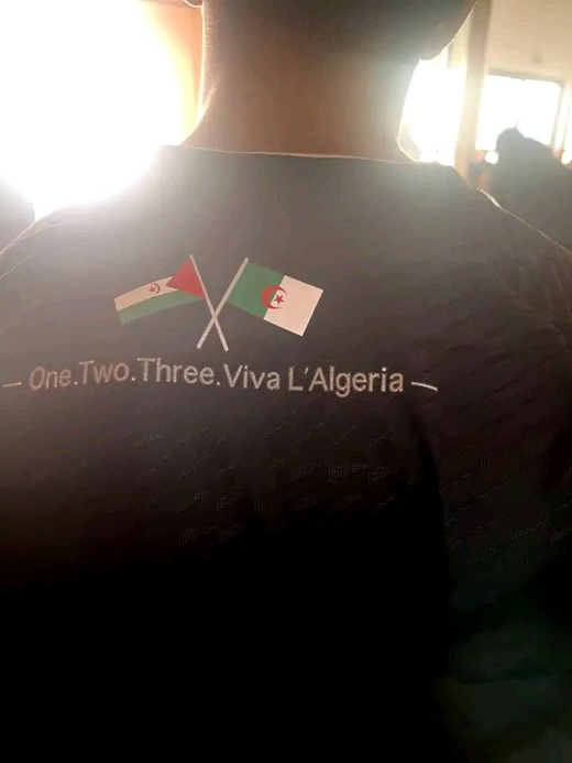 توقيف مشجع جزائري خلال مباراة الجزائر ونيجيريا بسبب قميص يحمل شعار "البوليساريو" توقيف مشجع جزائري خلال مباراة الجزائر ونيجيريا بسبب قميص يحمل شعار "البوليساريو"