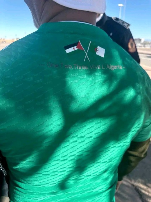 توقيف مشجع جزائري خلال مباراة الجزائر ونيجيريا بسبب قميص يحمل شعار "البوليساريو" توقيف مشجع جزائري خلال مباراة الجزائر ونيجيريا بسبب قميص يحمل شعار "البوليساريو"