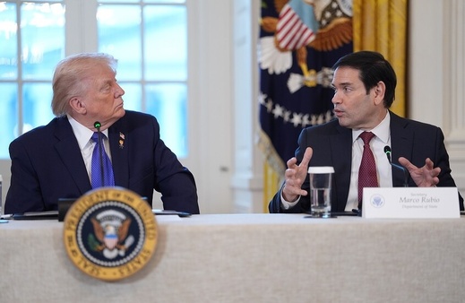 ترامب يلمح إلى أن وزير خارجيته قد يصبح رئيسًا لكوبا ترامب يلمح إلى أن وزير خارجيته قد يصبح رئيسًا لكوبا