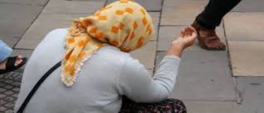 إيداع متسولة السجن تستغل طفلتيها القاصرتين في التسول بحوزتها 11 مليون