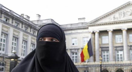 السلطات الهولندية تمنع الملابس الخليعة احتراما لمشاعر المسلمين وفيلدرز يرد إذعان صريح للاسلام‎