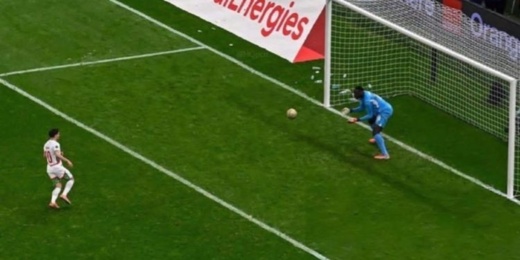 ضربة الجزاء الحاسمة.. ميندي يكشف طريقة تفكيره أمام دياز