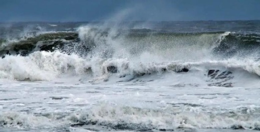 الأرصاد الجوية تحذر من أمواج عاتية بالسواحل المغربية ابتداءً من زوال الجمعة