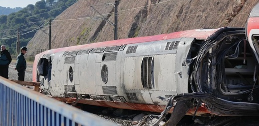 تشققات محتملة في السكة وراء اصطدام القطارين في جنوب إسبانيا