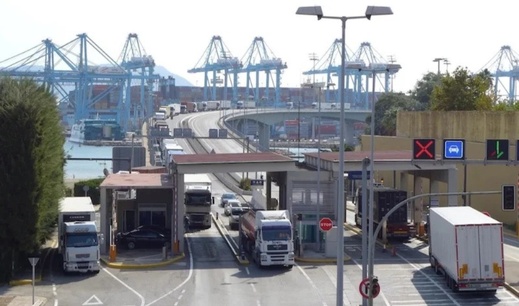 إسبانيا تخفف من غرامات الغازوال على سائقي الشاحنات المغاربة إسبانيا تخفف من غرامات الغازوال على سائقي الشاحنات المغاربة