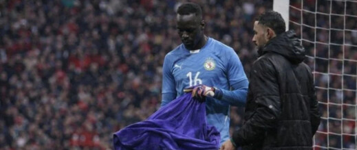 رئيس حكام"الكاف" يحسم الجدل حول "واقعة المنشفة"