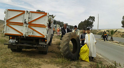 بالصور.. مكونات المجتمع المحلي تنظم حملة نظافة بحاسي بركان