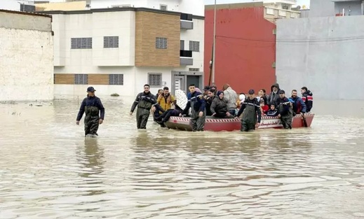الجيش والوقاية المدنية يواصلان إجلاء سكان الأحياء المغمورة بالقصر الكبير الجيش والوقاية المدنية يواصلان إجلاء سكان الأحياء المغمورة بالقصر الكبير