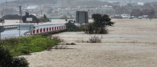 شلل مروري كامل بين تطوان وطنجة بسبب الفيضانات