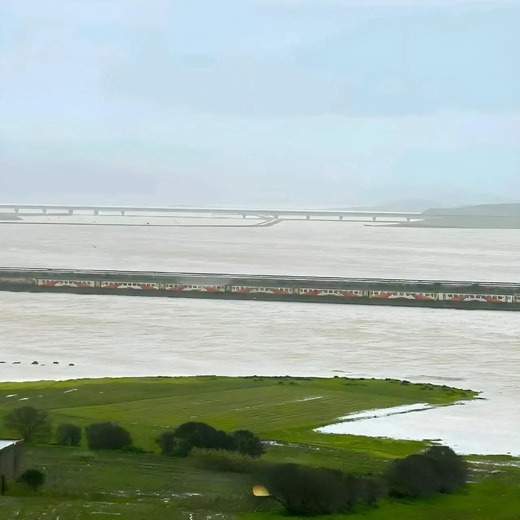 سيول جارفة تحاصر الطريق السيار وسكة القطار بطنجة