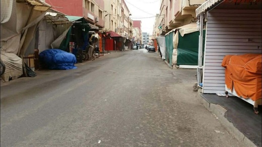 العروي.. قرار تنظيمي يهدد عشرات الباعة الجائلون بشارع الزهور بفقدان مورد رزقهم