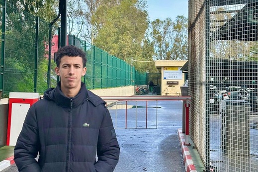 سباحة نحو الحلم.. لاعب مغربي شاب يصل للمدينة المحتلة بحثًا عن الاحتراف