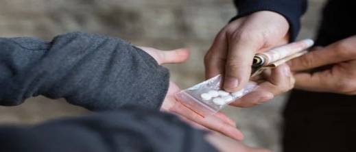 السجن وذعائر ثقيلة لمروج "سموم" بالحسيمة.. القضاء يضرب بقوة في ملف المخدرات القوية