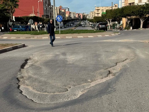 حفرة وسط الطريق بسلوان منذ سنتين.. ومطالب بتدخل عاجل للمجلس الجماعي+ صورة