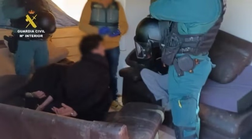 الإطاحة بشبكة لتهريب المخدرات نحو مليلية عبر رمي طرود فوق السياج الإطاحة بشبكة لتهريب المخدرات نحو مليلية عبر رمي طرود فوق السياج