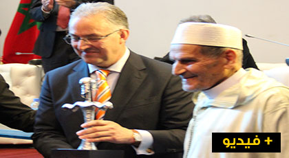 عمدة روتردام أبو طالب يعانق بالدموع أستاذه الذي علمه بالناظور وهذا ما قاله عنه عمدة روتردام أبو طالب يعانق بالدموع أستاذه الذي علمه بالناظور وهذا ما قاله عنه