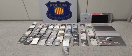 إحباط تهريب أزيد من 150 هاتفا ذكيا نحو المغرب بعد تتبع جغرافي دقيق في كتالونيا