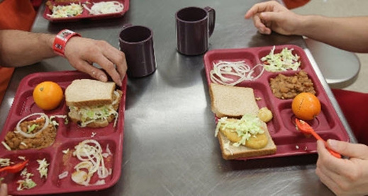 سجون مليلية تعتمد اللحوم "الحلال".. واليمين المتطرف يستنكر القرار سجون مليلية تعتمد اللحوم "الحلال".. واليمين المتطرف يستنكر القرار