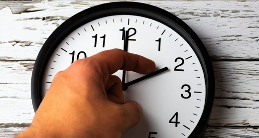 المغاربة يعيدون عقارب ساعاتهم إلى توقيت غرينيتش صباح اليوم الأحد