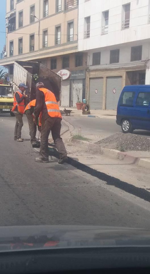 فايسبوكيون غاضبون من سياسة "الترقيع" ويطالبون بتتبع شركات الإتصالات التي تمرر أسلاكها بشوارع الناظور