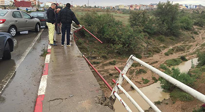 حادثة سير غريبة بقنطرة سلوان تثير فضول عدد من مستعملي الطريق بسبب إختفاء السيارة من عين المكان حادثة سير غريبة بقنطرة سلوان تثير فضول عدد من مستعملي الطريق بسبب إختفاء السيارة من عين المكان