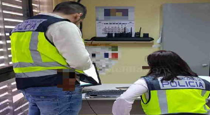 إعتقال شاب داخل مدينة مليلية نصب على عدد من المغاربة و الاسبان عن طريق الانترنت إعتقال شاب داخل مدينة مليلية نصب على عدد من المغاربة و الاسبان عن طريق الانترنت