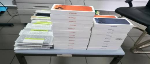 سقوط زوجين قادمين من إسبانيا في كمين الجمارك بعد إخفاء هواتف ذكية تحت الملابس