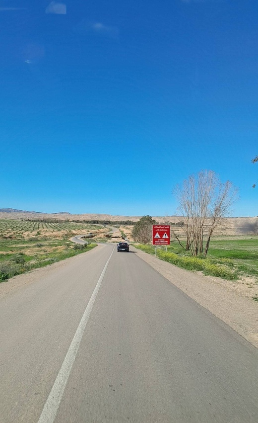 في انتظار القنطرة.. لوحات تنبيه تؤدي الواجب!..هنا البعاج نواحي دار الكبداني في انتظار القنطرة.. لوحات تنبيه تؤدي الواجب!..هنا البعاج نواحي دار الكبداني