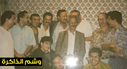 الكاتب العالمي محمد شكري بالناظور محاطا بحفاوة قاضي قدور وإزري وشيلح وموساوي وراخا وزاهد الكاتب العالمي محمد شكري بالناظور محاطا بحفاوة قاضي قدور وإزري وشيلح وموساوي وراخا وزاهد