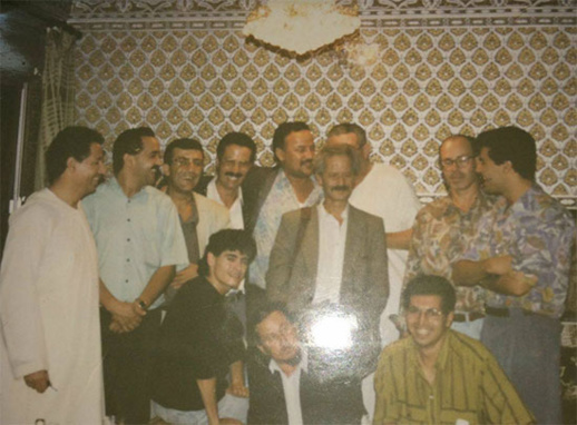 الكاتب العالمي محمد شكري بالناظور محاطا بحفاوة قاضي قدور وإزري وشيلح وموساوي وراخا وزاهد الكاتب العالمي محمد شكري بالناظور محاطا بحفاوة قاضي قدور وإزري وشيلح وموساوي وراخا وزاهد